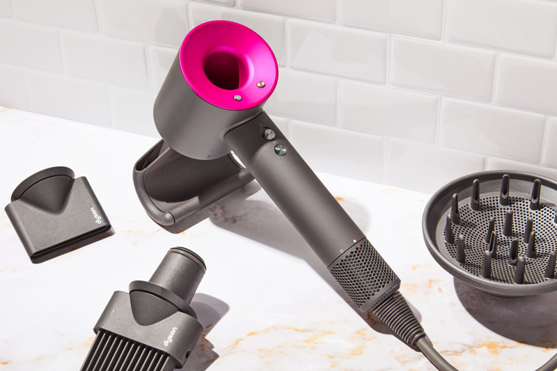 Фен Dyson на тумбе у зеркала